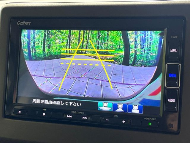 【バックカメラ】駐車時に後方がリアルタイム映像で確認できます。大型商業施設や立体駐車場での駐車時や、夜間のバック時に大活躍!運転スキルに関わらず、今や必須となった装備のひとつです!