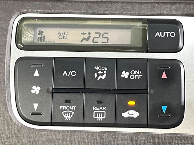 【オートエアコン】一度お好みの温度に設定すれば、車内の温度を検知し風量や温度を自動で調整。暑い&hellip;寒い&hellip;と何度もスイッチ操作をする必要はありません。快適な車内空間には必須の機能ですね♪