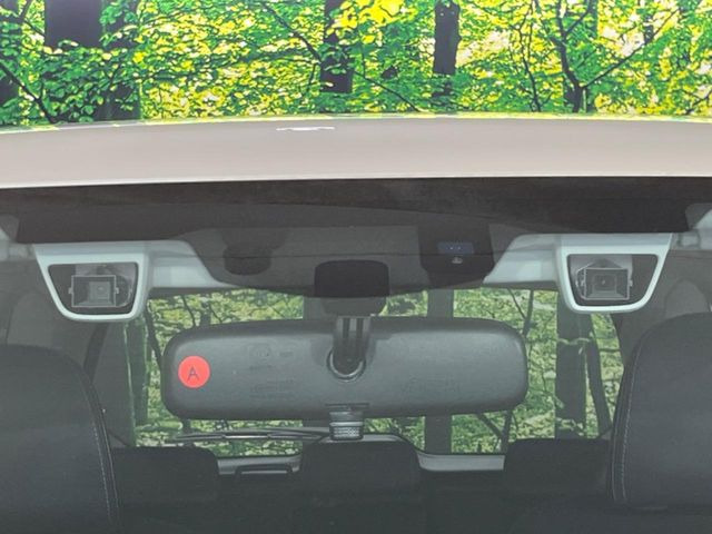 【アイサイトVer2】前方の車両等を検知し、衝突しそうな時は警報で注意を促し、ブレーキを踏む力をサポート。ブレーキを踏めなかった場合は衝突被害軽減ブレーキが作動、衝突回避をサポートします。