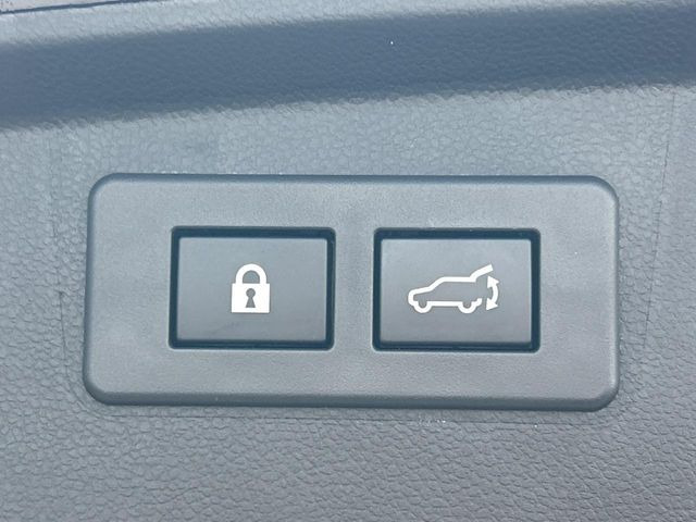 【パワーバックドア】スマートキーや運転席のボタンを押すだけでリアゲートが自動で開閉します!荷物を持っている時や、高い位置にあるバックドアを閉める際に便利な機能です♪