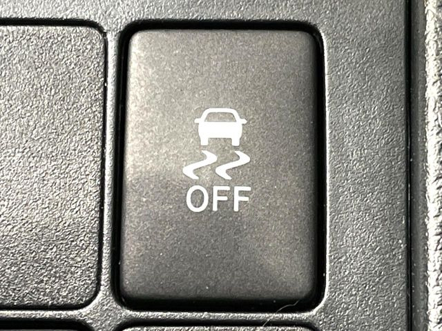 【横滑り防止装置】車両の横滑りを感知すると、自動的に車両の進行方向を保つように車両を制御します。雨の日など滑りやすい路面状況でも安全な運転が可能です。
