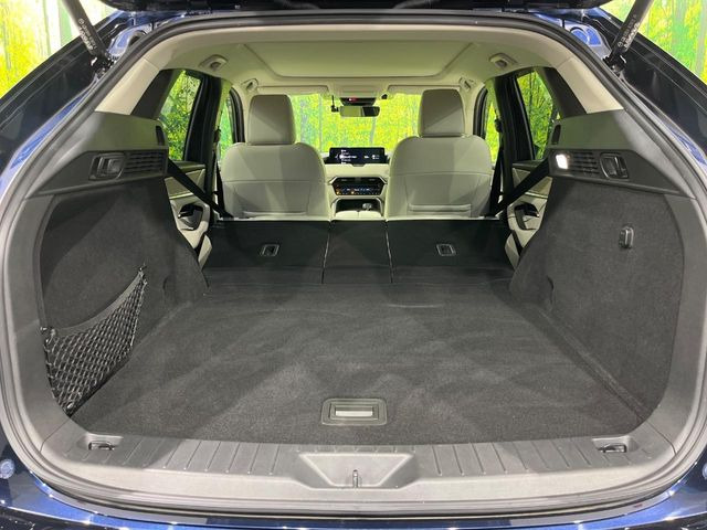 積み下ろしのしやすいデッキにはたっぷりと荷物を積み込んでいただけます。遊びから仕事まで、様々なシーンで頼れます♪