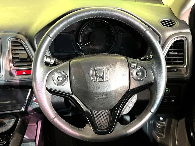 �C���e���A�ɍ��킹���f�U�C���̃X�e�A�����O�́A�^�]�������̂��Ƃ��l���A�^�]���₷���`��A�傫���ł��B�����x�A���ۂɐG���Ă��m���߂��������B