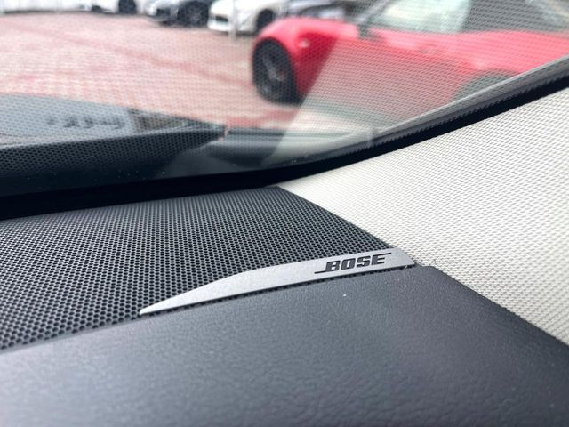 【BOSEサウンドシステム】メーカーオプションの高品位サウンドシステムを搭載。専用のチューニングが施された大小様々なスピーカーから良質なサウンドが奏でられ、臨場感あふれる音響空間を演出