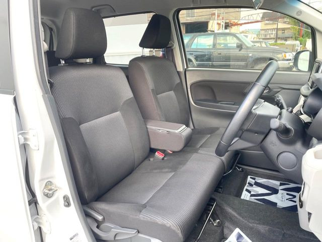 運転席シート廻りは使用感も少なく、良好な状態となっています。前オーナー様が丁寧に使っていたことがよくわかりますね。