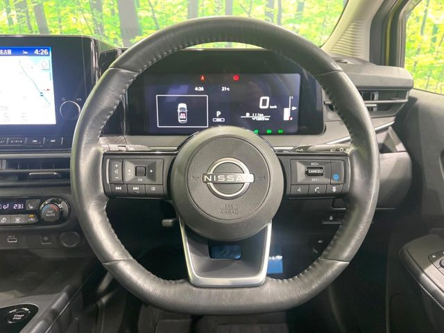 �C���e���A�ɍ��킹���f�U�C���̃X�e�A�����O�́A�^�]�������̂��Ƃ��l���A�^�]���₷���`��A�傫���ł��B�����x�A���ۂɐG���Ă��m���߂��������B