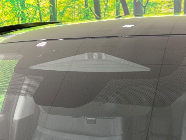 【トヨタセーフティセンス】走行中に前方の車両等を認識し、衝突しそうな時は警報とブレーキで衝突回避と被害軽減をアシスト。より安全にドライブをお楽しみいただけます。