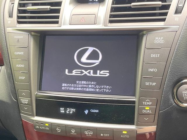 【純正8インチナビ】人気の純正ナビを装備しております。ナビの使いやすさはもちろん、オーディオ機能も充実!キャンプや旅行はもちろん、通勤や買い物など普段のドライブも楽しくなるはず♪