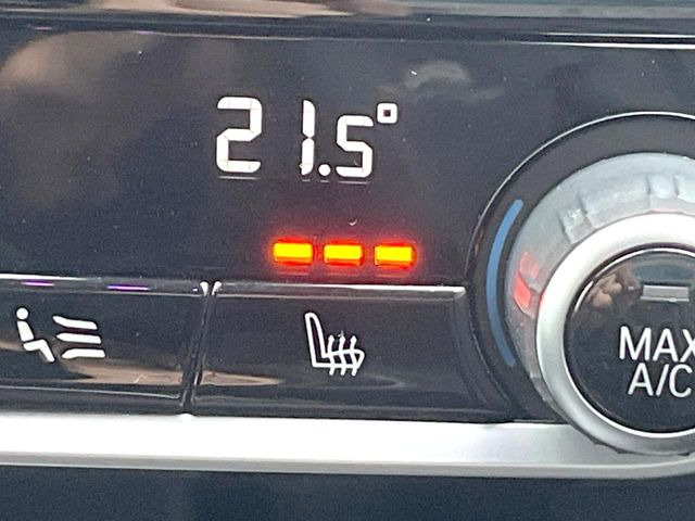 ●フロントシートヒーティング:運転席・助手席共に三段階で調節が可能なシートヒーターを装備しております。季節を問わず快適にご使用いただけます。