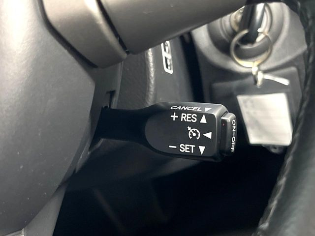 【クルーズコントロール】高速道路もラクラク走行。アクセルを離しても一定速度で走行ができ、長距離運転時の負担を軽減!加速・減速も簡単なスイッチ操作で調整できます。