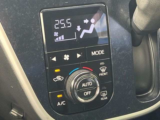【オートエアコン】一度お好みの温度に設定すれば、車内の温度を検知し風量や温度を自動で調整。暑い&hellip;寒い&hellip;と何度もスイッチ操作をする必要はありません。快適な車内空間には必須の機能ですね♪