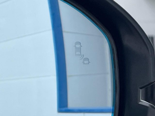【ブラインドスポットインフォメーション】走行中、ドアミラーの死角になりやすい箇所に後続車が接近するとサイドミラー付近に警告を表示、ドライバーに注意喚起をしてくれます。