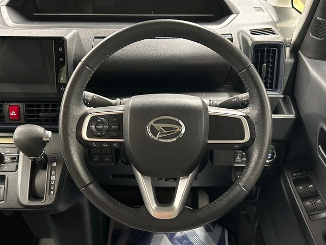 【純正革巻きステアリング】上質な革を使用することで、手にしっかり馴染みとても運転しやすいハンドルです♪