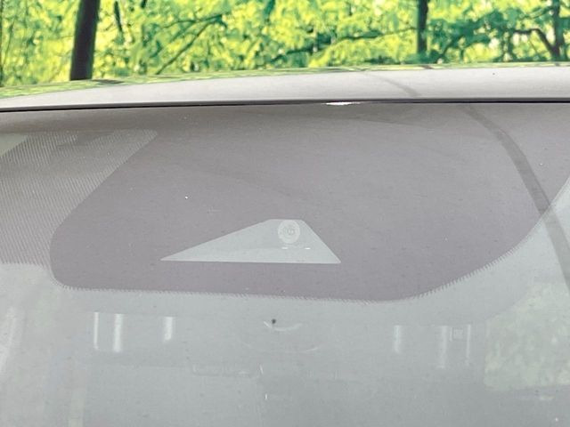 【エマージェンシーブレーキ】走行中に前方の車両等を認識し、衝突しそうな時は警報とブレーキで衝突回避と被害軽減をアシスト。より安全にドライブをお楽しみいただけます。