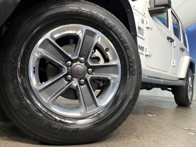 ●純正18インチアルミホイール:輸入車ならではの卓越した走りを支えるホイールと足回りです!日本車の走りに慣れている方にもぜひ体感して頂きたいほど、高いレベルでまとまっています!