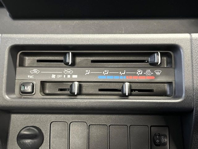 寒い冬も暑い夏も全席に快適な空調を届けてくれる、ダイヤル式エアコンを装備♪