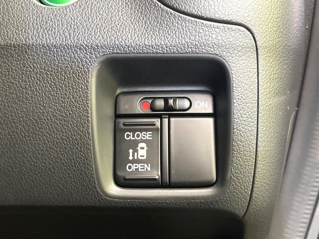 【パワースライドドア】スマートキーや運転席のスイッチでスライドドアの開閉が可能♪電動だから力を入れてドアを開ける必要が無く、小さいお子様でも、重い荷物を持っている時もラクに開け閉めできます♪