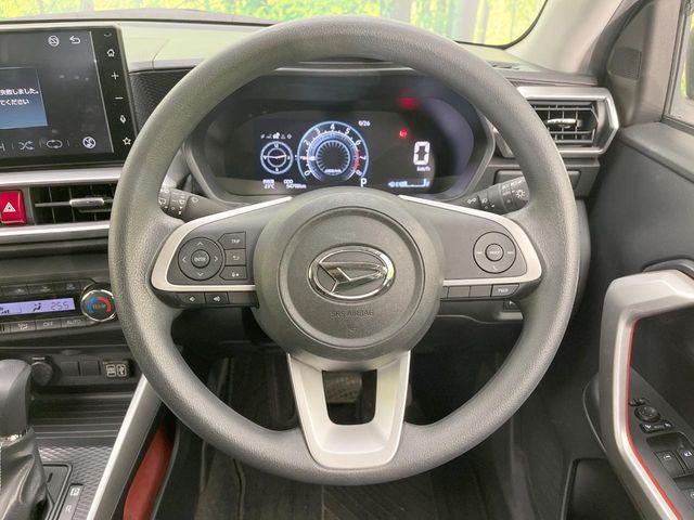 インテリアに合わせたデザインのステアリングは、運転される方のことも考え、運転しやすい形状、大きさです。是非一度、実際に触ってお確かめください。