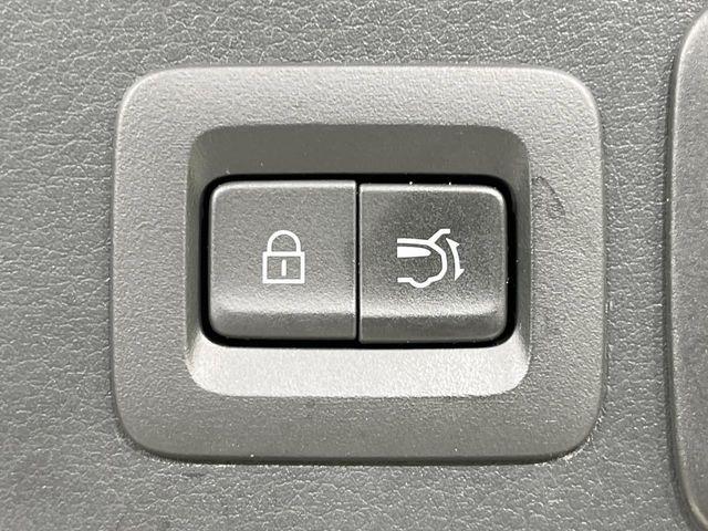 【パワーバックドア】スマートキーや運転席のボタンを押すだけでリアゲートが自動で開閉します!荷物を持っている時や、高い位置にあるバックドアを閉める際に便利な機能です♪