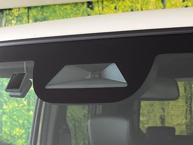 【ホンダセンシング】走行中に前方の車両等を認識し、衝突しそうな時は警報とブレーキで衝突回避と被害軽減をアシスト。より安全にドライブをお楽しみいただけます。
