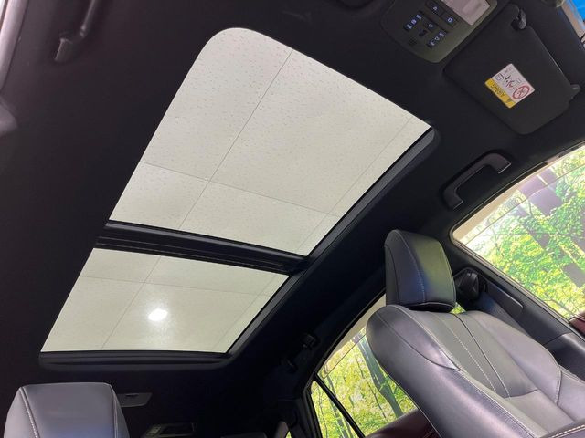 【ムーンルーフ】車内の解放感が一気に上がる大型のムーンルーフ!季節を問わず開放的で快適なドライブをお楽しみいただけます。流通量も少なく希少価値の高い人気の装備です♪