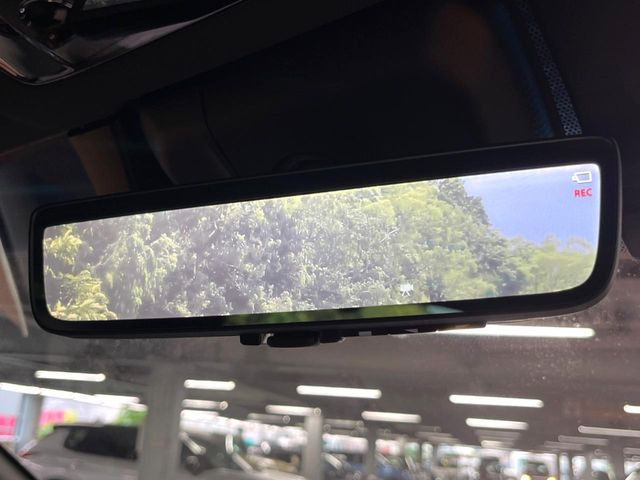 【デジタルインナーミラー】後席の大きな荷物や同乗者で後方が確認しづらい時でも安心!カメラが撮影した車両後方の映像をルームミラー内に表示。クリアな視界で状況の確認が可能です!