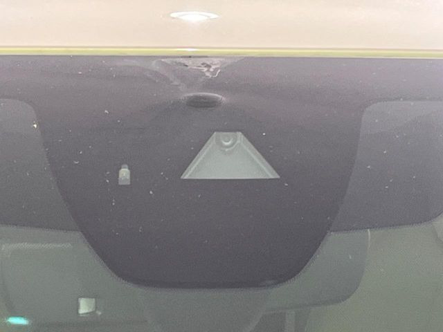 【スマートブレーキサポート】走行中に前方の車両等を認識し、衝突しそうな時は警報とブレーキで衝突回避と被害軽減をアシスト。より安全にドライブをお楽しみいただけます。