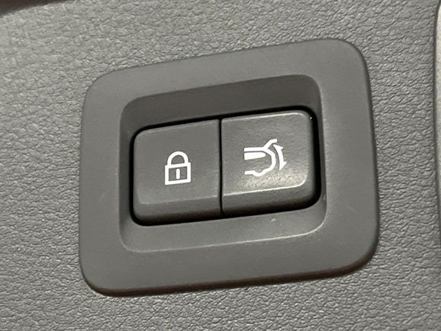 【パワーバックドア】スマートキーや運転席のボタンを押すだけでリアゲートが自動で開閉します!荷物を持っている時や、高い位置にあるバックドアを閉める際に便利な機能です♪