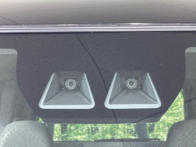 【スマートアシスト】走行中に前方の車両等を認識し、衝突しそうな時は警報とブレーキで衝突回避と被害軽減をアシスト。より安全にドライブをお楽しみいただけます。