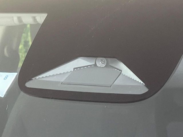 【ホンダセンシング】走行中に前方の車両等を認識し、衝突しそうな時は警報とブレーキで衝突回避と被害軽減をアシスト。より安全にドライブをお楽しみいただけます。