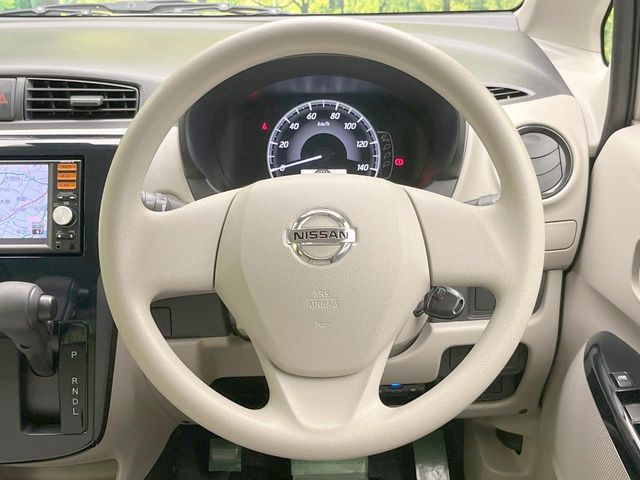 インテリアに合わせたデザインのステアリングは、運転される方のことも考え、運転しやすい形状、大きさです。是非一度、実際に触ってお確かめください。