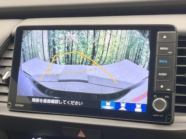 【バックカメラ】駐車時に後方がリアルタイム映像で確認できます。大型商業施設や立体駐車場での駐車時や、夜間のバック時に大活躍!運転スキルに関わらず、今や必須となった装備のひとつです!