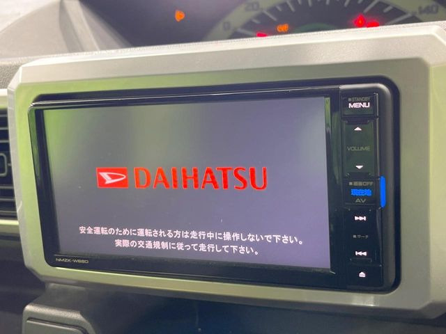 【純正ナビ】人気の純正ナビを装備しております。ナビの使いやすさはもちろん、オーディオ機能も充実!キャンプや旅行はもちろん、通勤や買い物など普段のドライブも楽しくなるはず♪