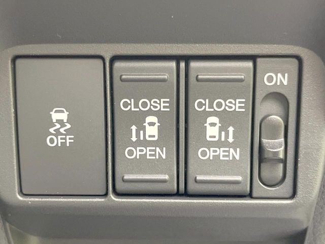 【両側パワースライドドア】スマートキーや運転席のスイッチで後席両側スライドドアの開閉が可能♪電動だから力を入れてドアを開ける必要が無く、小さなお子様でも簡単に開け閉めでき快適です♪