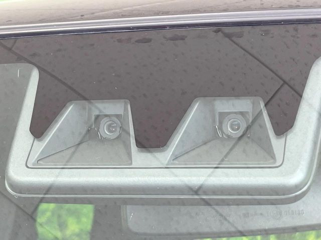 【スマートアシスト】走行中に前方の車両等を認識し、衝突しそうな時は警報とブレーキで衝突回避と被害軽減をアシスト。より安全にドライブをお楽しみいただけます。