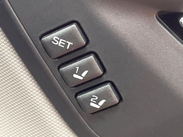 【メモリー機能付きパワーシート】ドライバーごとに設定したシート位置を記憶して、ボタン一つで切り替えできる便利な機能!運転する方が複数名いらっしゃるご家庭におすすめです♪