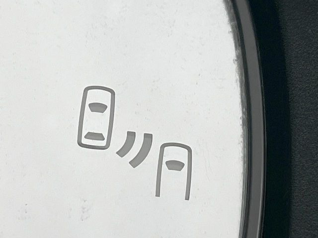 【ブラインドスポットモニター】走行中、ドアミラーの死角になりやすい箇所に後続車が接近するとサイドミラーのレンズに警告を表示!ドライバーに注意喚起をしてくれます。