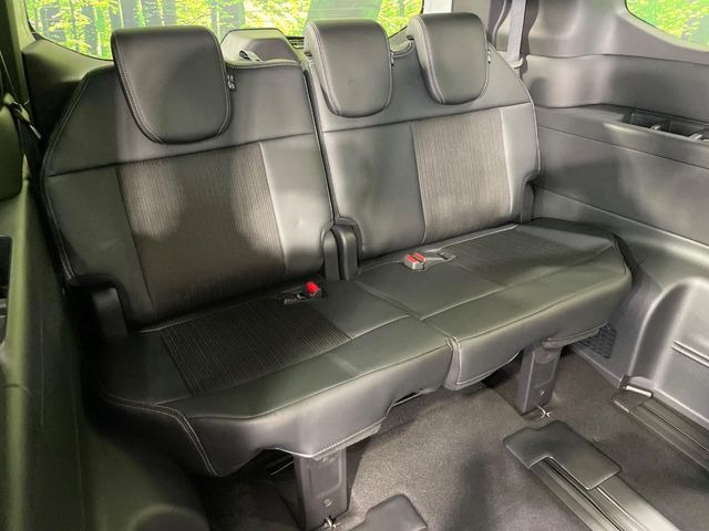 床下収納式のサードシートです。座席部分をコンパクトに収納でき、広大な荷室スペースとしてお使いいただけます!乗車人数や荷物の量など利用シーンに合わせて3列目を有効活用でき、とっても便利♪