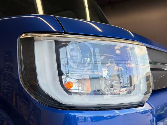 【LEDヘッドランプ】ハロゲンヘッドランプの約2倍の光量でより明るく遠くを照らし、夜間走行時の視認性を高める。さらに長寿命や、省電力も魅力。