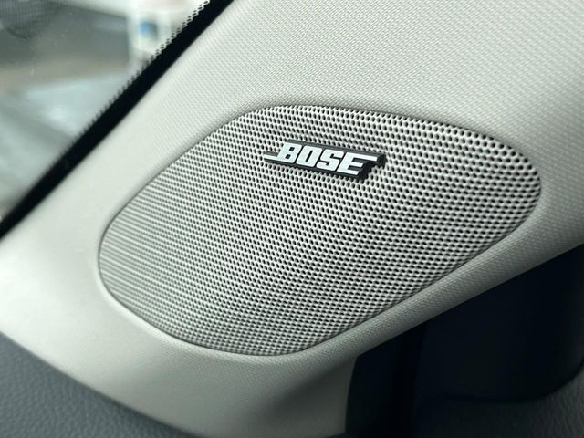 【BOSEサウンドシステム】メーカーオプションの高品位サウンドシステムを搭載。専用のチューニングが施された大小様々なスピーカーから良質なサウンドが奏でられ、臨場感あふれる音響空間を演出します。