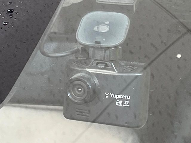 【ドライブレコーダー】ドライブレコーダー装備!走行中はもちろん、あおり運転や事故に遭遇した際、映像で記録し、万一のリスクに備えます。※記録用SDカードはお客様ご自身でご準備いただく必要があります。