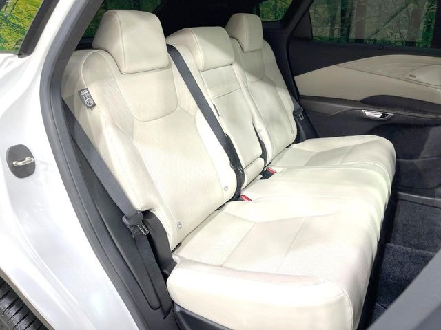 後部座席も気になるようなキズ・汚れやへたり等、大きなダメージはなく、良好な状態です。
