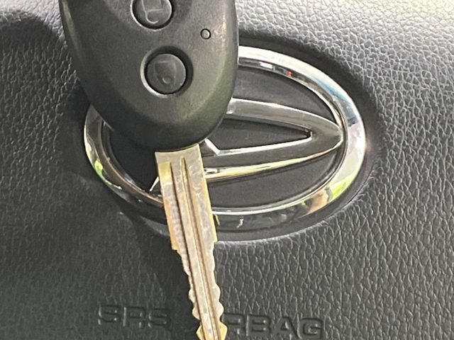 【キーレス】少し離れた場所からでもボタン一つでドアの開錠・施錠ができるのでとっても便利!ドアの鍵穴周りに傷をつけることもありません♪