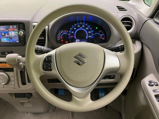 �C���e���A�ɍ��킹���f�U�C���̃X�e�A�����O�́A�^�]�������̂��Ƃ��l���A�^�]���₷���`��A�傫���ł��B�����x�A���ۂɐG���Ă��m���߂��������B