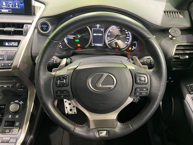 【ステアリングスイッチ】運転中、前方から目線をそらすことなく、オーディオ等の操作が可能な便利機能!安心&快適なドライブを演出してくれます♪