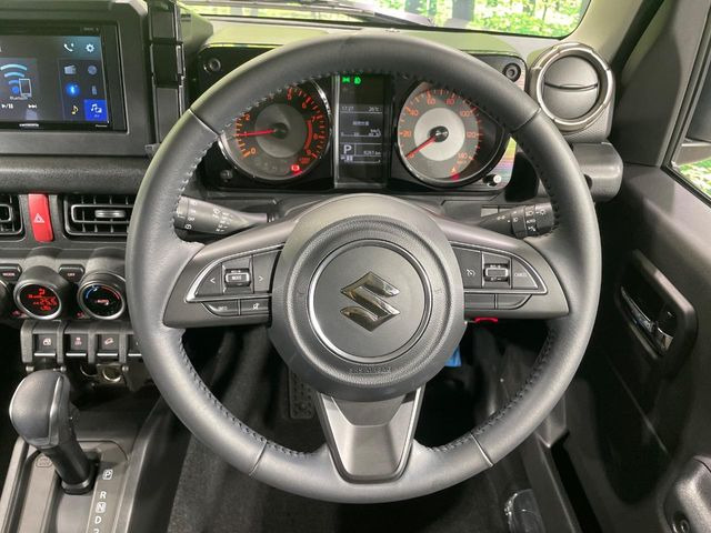 【純正革巻きステアリング】上質な革を使用することで、手にしっかり馴染みとても運転しやすいハンドルです♪
