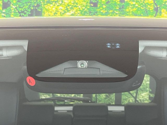 【ホンダセンシング】走行中に前方の車両等を認識し、衝突しそうな時は警報とブレーキで衝突回避と被害軽減をアシスト。より安全にドライブをお楽しみいただけます。