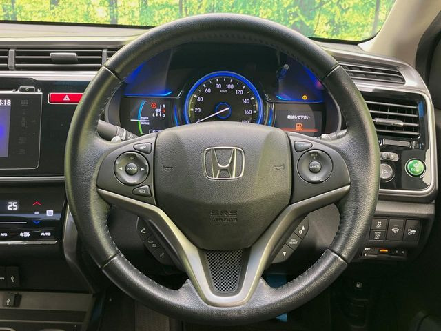 【ステアリングスイッチ】運転中、前方から目線をそらすことなく、オーディオ等の操作が可能な便利機能!安心&快適なドライブを演出してくれます♪