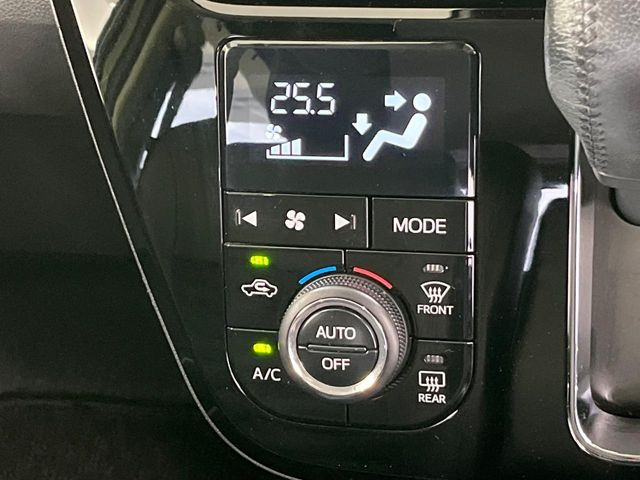 【オートエアコン】一度お好みの温度に設定すれば、車内の温度を検知し風量や温度を自動で調整。暑い&hellip;寒い&hellip;と何度もスイッチ操作をする必要はありません。快適な車内空間には必須の機能ですね♪
