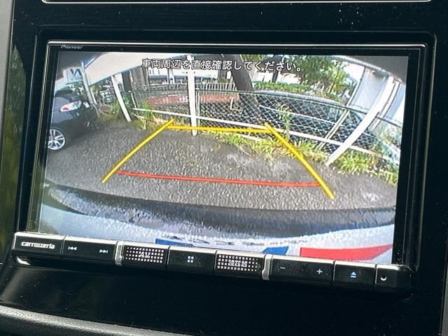 【バックカメラ】駐車時に後方がリアルタイム映像で確認できます。大型商業施設や立体駐車場での駐車時や、夜間のバック時に大活躍!運転スキルに関わらず、今や必須となった装備のひとつです!